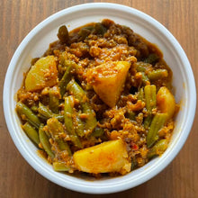 画像をギャラリービューアに読み込む, ジャガイモとインゲンのドライカレーソース ベーコンのトマトソース 林檎とキャラメルのケーキ(タルトタタン風)(12/5 発送分)